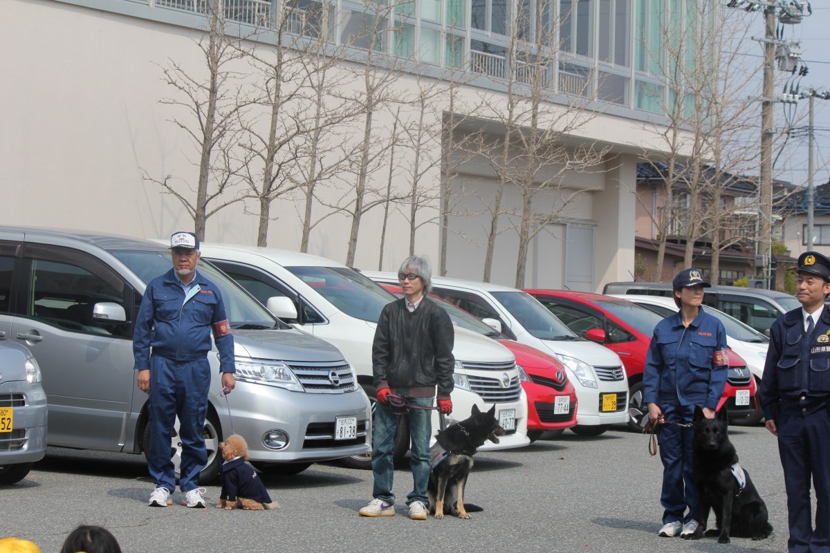 嘱託警察犬による、小学校防犯パトロール